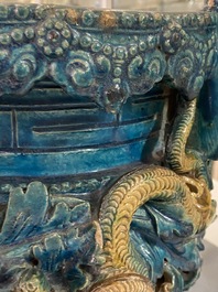 Een grote Chinese fahua wierookbrander met houten voet en deksel met kwarts dekselknop, Ming